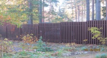Забор между соседями из металлического штакетника